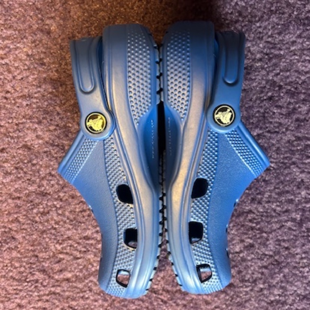 CROCS Kids unisex classic blue clogs - Blue Bolt - Kids size 1 - Picture 4 of 5